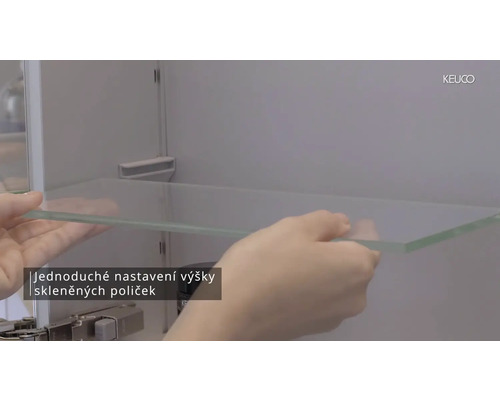 Inštalácia sklenenej police do kúpeľňovej skrinky