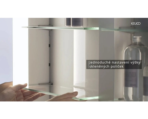 Vnútorný pohľad do zrkadlovej skrinky so sklenenými policami a variabilným nastavením výšky