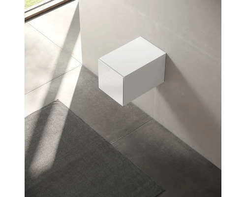 Závesná skrinka pod umývadlo v kúpeľni