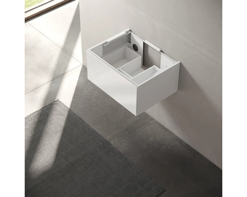 Biela skrinka pod umývadlo s priehradkami na montáž na stenu v kúpeľni.