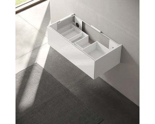 Biela skrinka pod umývadlo na montáž na stenu s otvoreným úložným priestorom