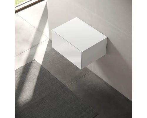 Biela závesná skrinka v kúpeľni.