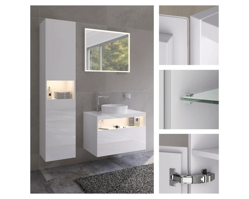 Kúpeľňa s umývadlom, zrkadlom a vysokou skriňou