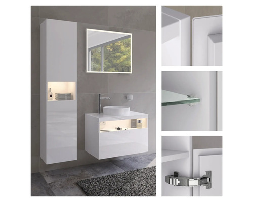 Moderná kúpeľňa s umývadlom, zrkadlom, umývadlovou skrinkou a vysokou skriňou