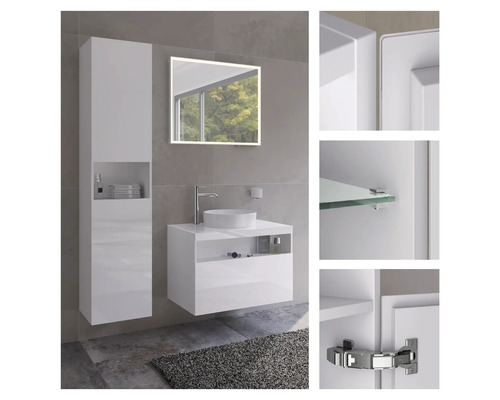 Kúpeľňa s umývadlom, zrkadlom a vysokou skrinkou