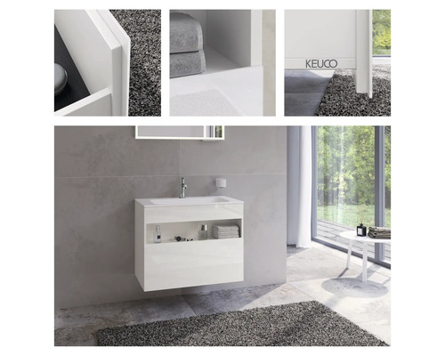 Moderná kúpeľňa s bielou umývadlovou skrinkou a úložnými policami