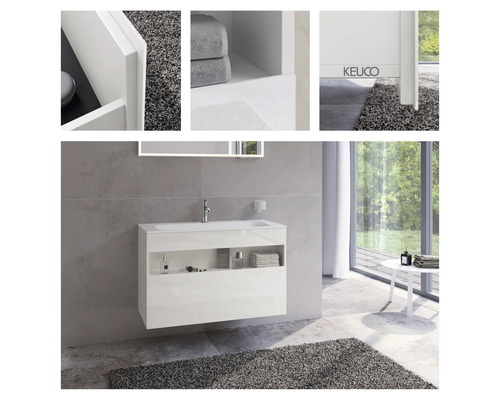 Moderná kúpeľňa s bielou skrinkou pod umývadlo, odkladacími plochami a zrkadlom