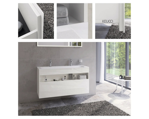 Moderná kúpeľňa s bielou skrinkou pod umývadlo a odkladacou policou