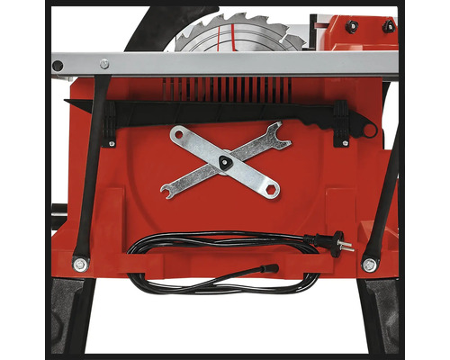 Detailný záber rezačky dlaždíc s náradím a káblom