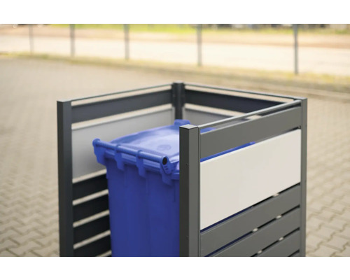 Kryt na smetné nádoby s modrou smetnou nádobou