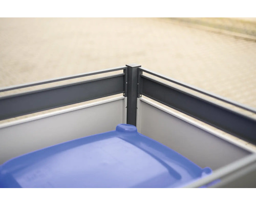 Detailný pohľad na box na smetné nádoby s modrou smetnou nádobou