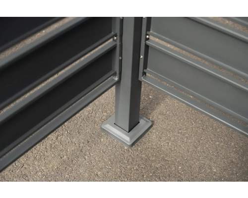 Detailný pohľad na upevnenie plota so stĺpikmi a vodorovnými lamelami