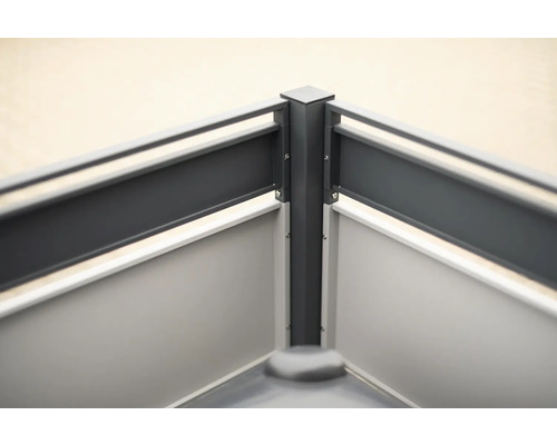 Detailný záber rohového spoja kovového plota na ochranu súkromia