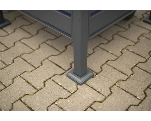 Detail nohy altánku na dlažobných kockách