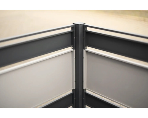 Detailný pohľad na hliníkovú zástenu s nepriehľadnými prvkami pre vonkajšie použitie