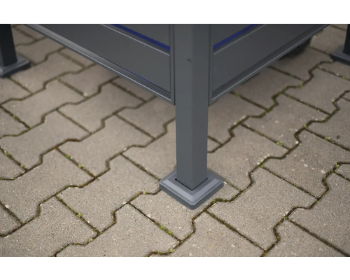 Detail nohy altánku na dlažobných kockách