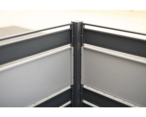 Detailný pohľad na kovový plot na ochranu súkromia