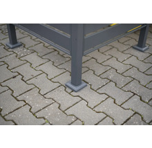 Detailný pohľad na pätku altánku na dlažobných kockách