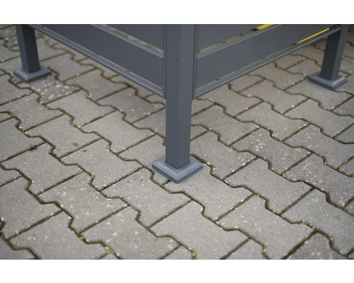 Detailný pohľad na pätku altánku na dlažobných kockách