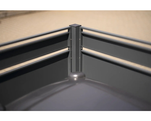 Rohový pohľad na moderný kovový záhradný plot