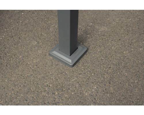 Detail pätky stĺpika na asfalte