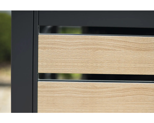 Detailný záber zástienky so vzhľadom dreva medzi sivými stĺpikmi plota