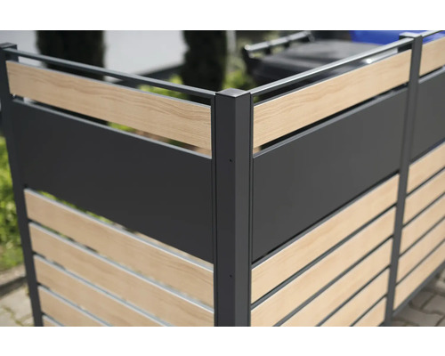 Detailný pohľad na zástenu s prvkami imitujúcimi drevo a tmavým deliacim panelom