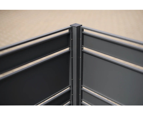 Detailný záber kovovej zástene s vodorovnými vzperami