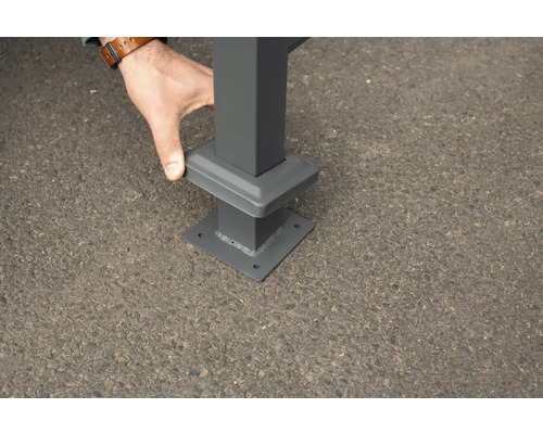 Detail kovovej pätky stĺpika na upevnenie do zeme.