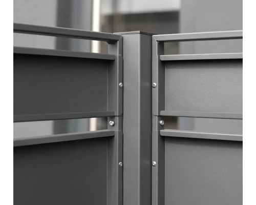 Detailný záber sivého kovového plotového prvku so skrutkami