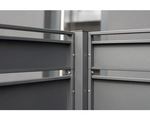 Detailný záber rohového spoja hliníkového plota so skrutkami