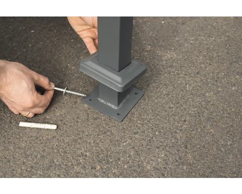 Montáž pätky stĺpika pomocou skrutky a hmoždinky