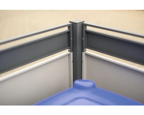 Detailný pohľad na plot na ochranu súkromia s boxom na smetné koše