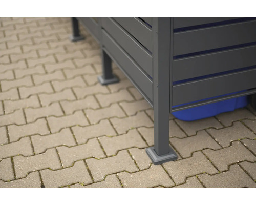 Detailný pohľad na sivý záhradný domček na dlažobných kockách.