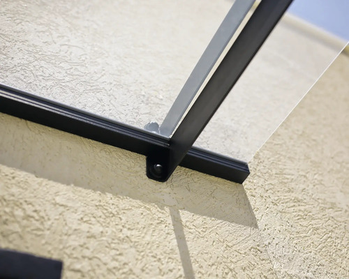 Detailný pohľad na namontovanú striešku vchodových dverí