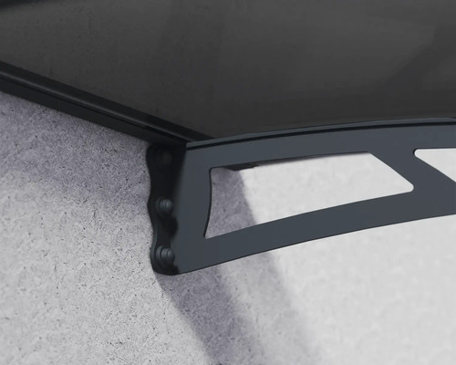 Detailný pohľad na namontovanú striešku nad vchodové dvere