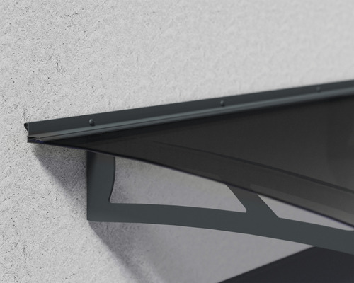 Detailný pohľad na namontovanú striešku nad vchodovými dverami.