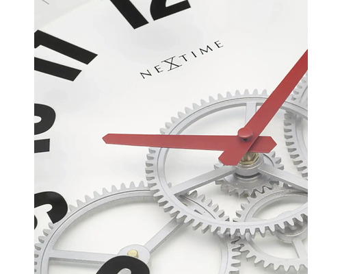 Detailný pohľad na nástenné hodiny Nextime s viditeľným hodinovým strojčekom a červenými ručičkami