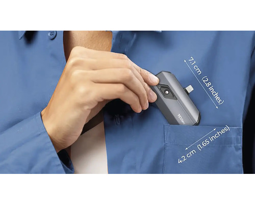 Zariadenie TCView vo vrecku košele s uvedením rozmerov.