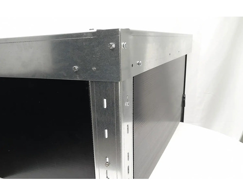 Detailný pohľad na čiernu jazierkovú misu s rámom zo strieborného kovu