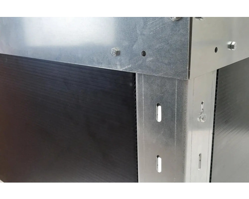 Detailný pohľad na pozinkovanú oceľovú konštrukciu so skrutkami a čiernou doskou.