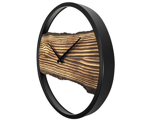 Nástenné hodiny s dreveným kotúčom a čiernym rámom
