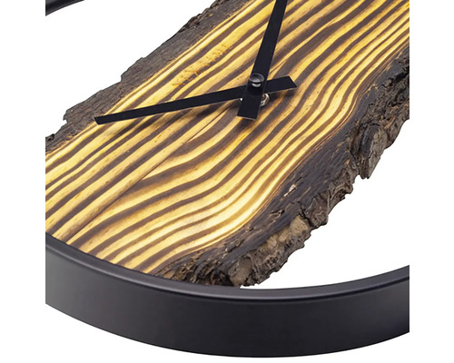 Nástenné hodiny s dreveným kotúčom a kovovým rámom