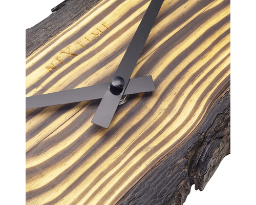 Detailný záber drevených hodín s ručičkami a nápisom Next Time