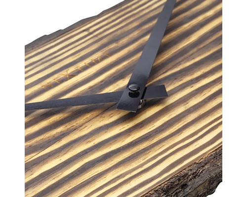 Detail drevených nástenných hodín s ručičkami