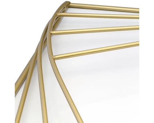 Detailný pohľad na zlatý kovový dekoratívny prvok