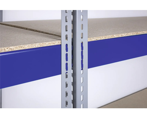 Detailný pohľad na skladovací regál s kovovým rámom a policami