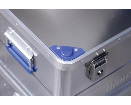 Detailný pohľad na hliníkový prepravný kufor so zámkom a držadlom