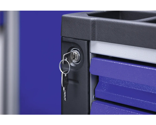 Detailný záber dielenského vozíka so zámkom a kľúčom