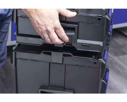 Osoba otvára kufrík s náradím